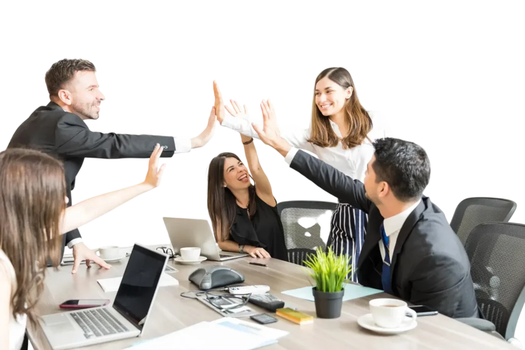 Equipo de profesionales reunidos en la oficina chocando las manos celebrando la llegada de nuevos clientes